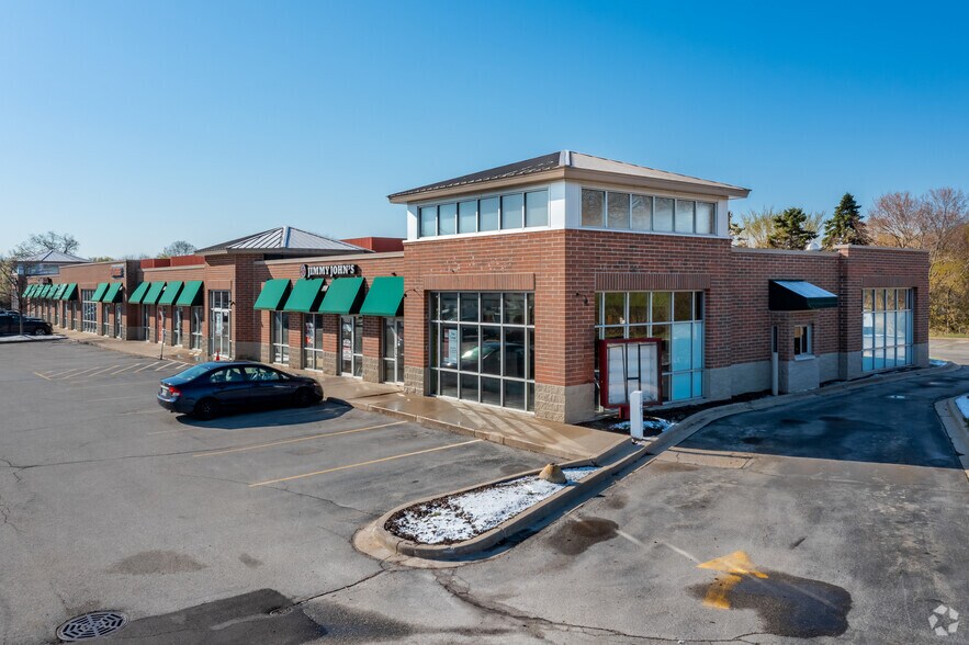 Watertown Rd, Pewaukee, WI à louer - Photo du bâtiment - Image 3 de 10