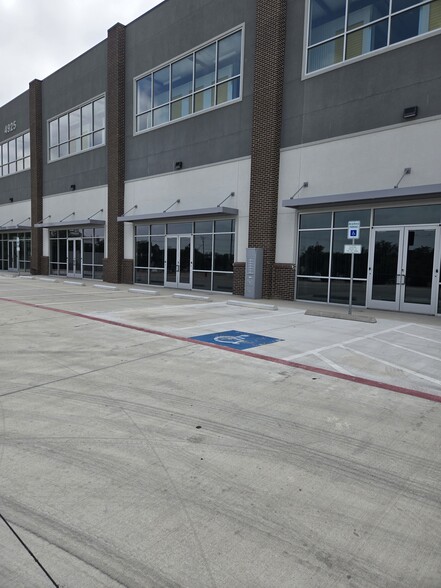 4925 Denton Hwy, Haltom City, TX for lease - Building Photo - Image 3 of 11