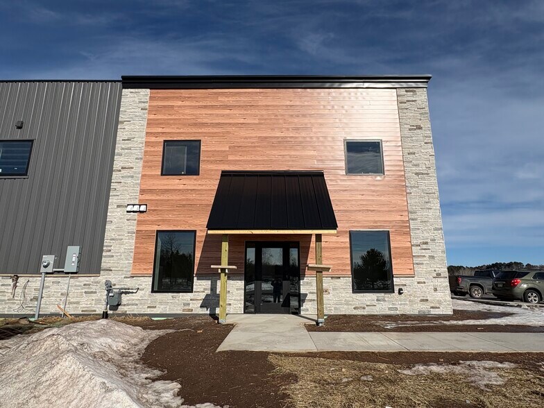 533 Commerce Way, Cloquet, MN à louer - Photo du bâtiment - Image 3 de 3