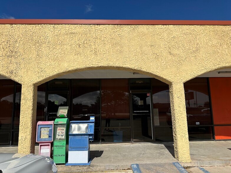 210 W Fairmont Pky, La Porte, TX à louer - Photo du bâtiment - Image 3 de 8