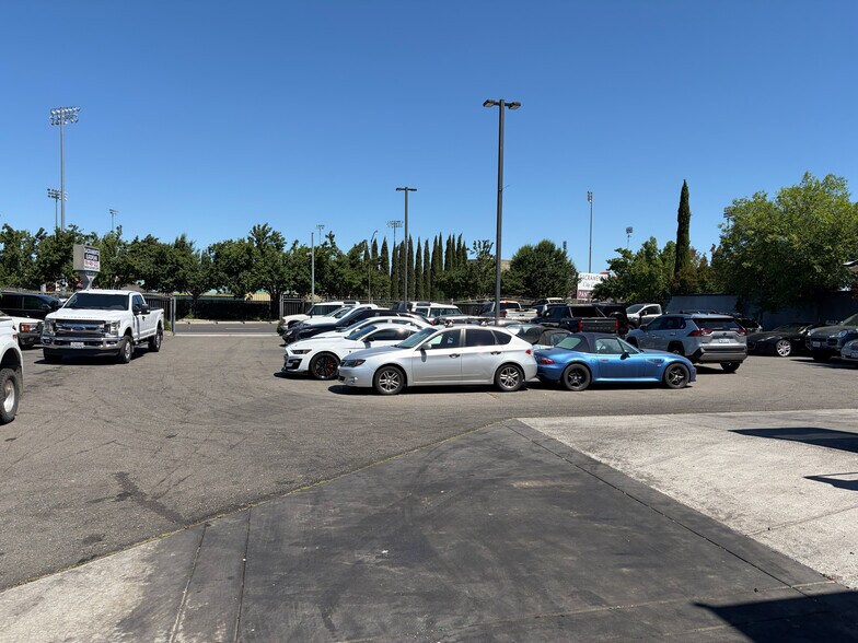 2216 Sutterville Rd, Sacramento, CA à louer - Photo du bâtiment - Image 3 de 8