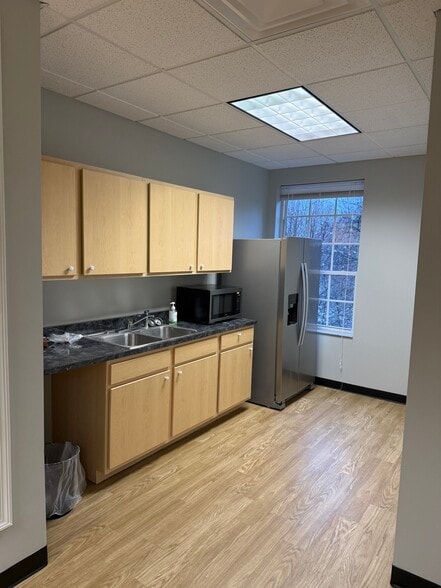 9650 Commerce Dr, Carmel, IN for lease - Building Photo - Image 3 of 17