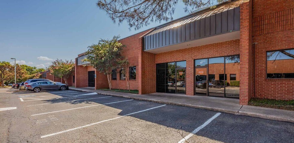 13581 Pond Springs Rd, Austin, TX à louer - Photo du bâtiment - Image 2 de 5