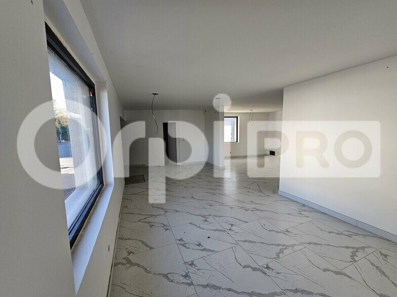 Retail in Talence for sale - Interior Photo - Image 2 of 24