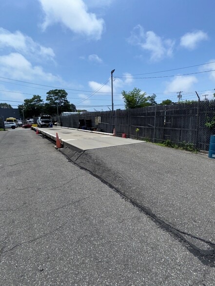 135 Dixon Ave, Amityville, NY for lease - Building Photo - Image 2 of 7