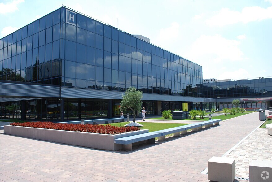 Avenida Castilla, 2, San Fernando de Henares, Madrid à louer - Photo du bâtiment - Image 3 de 11