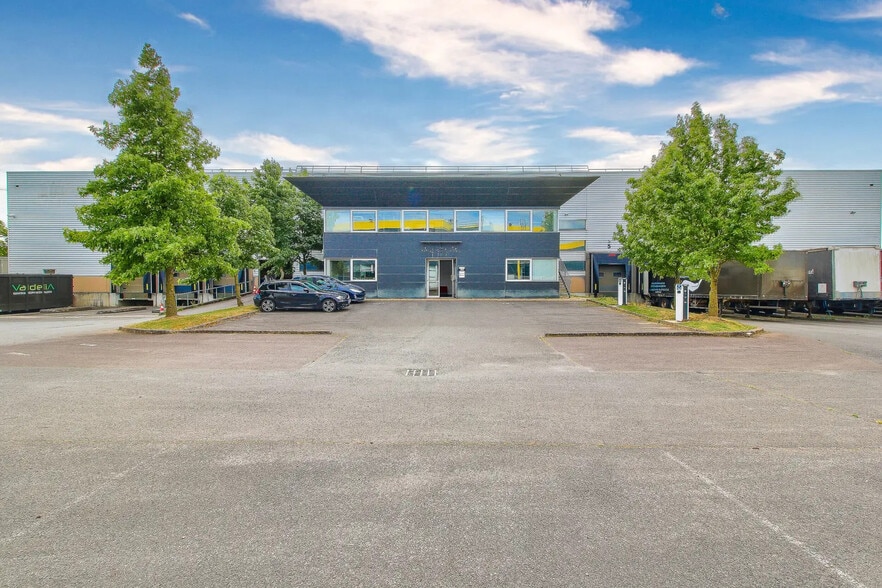 Industrial in Saint-Michel-sur-Orge for lease - Building Photo - Image 3 of 5