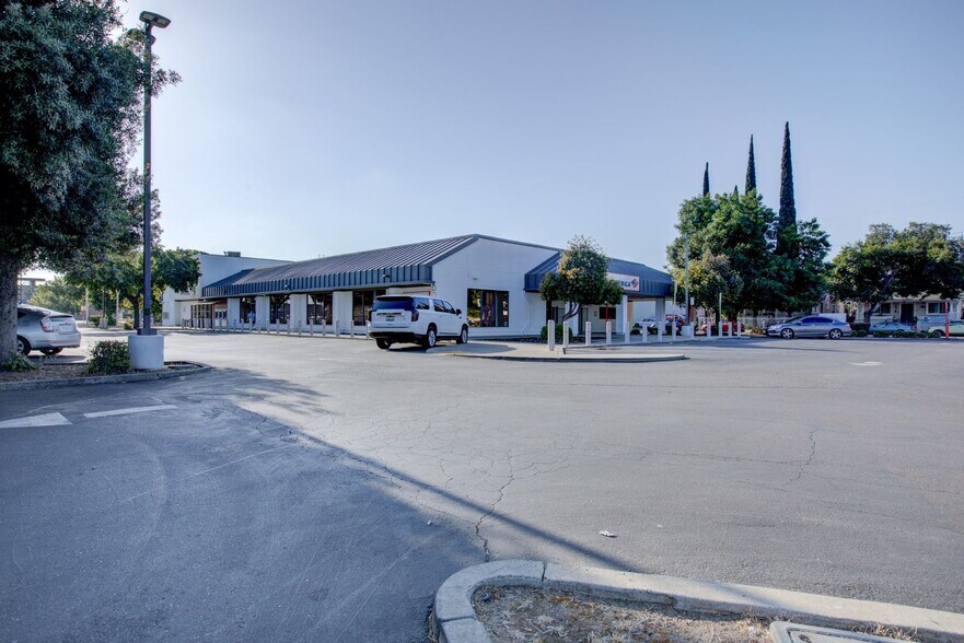 407 N Wilson Way, Stockton, CA à vendre - Photo du bâtiment - Image 3 de 13