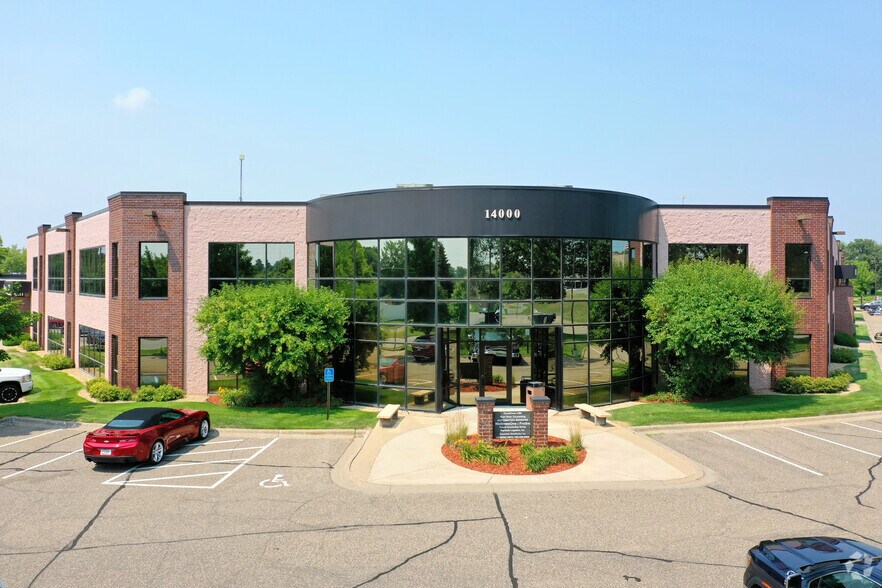 14000 NW Sunfish Lake Blvd, Ramsey, MN à louer - Photo du bâtiment - Image 1 de 15