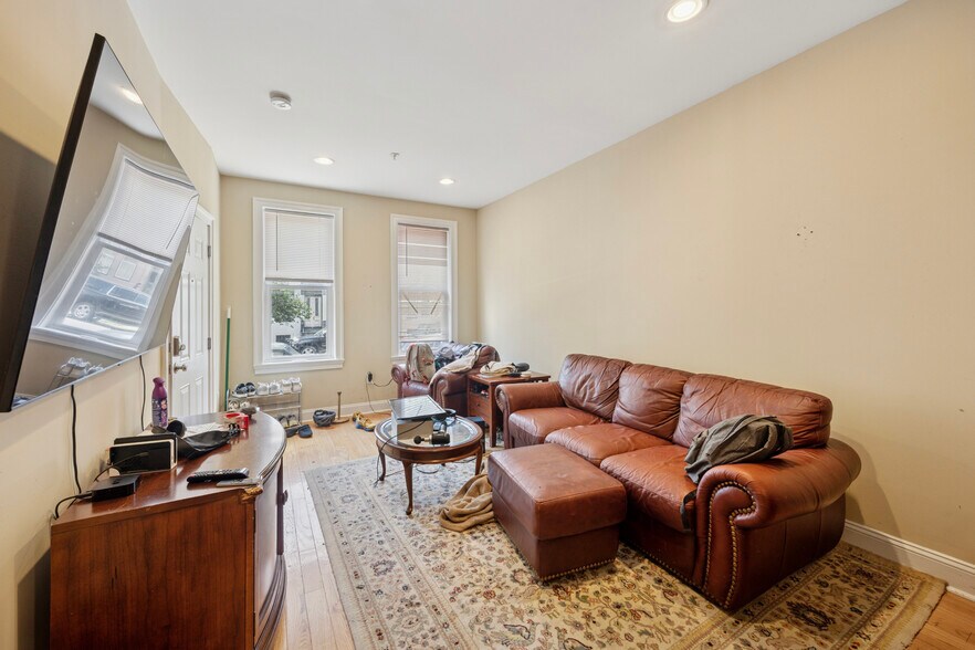 827 Corinthian Ave, Philadelphia, PA à vendre - Photo du bâtiment - Image 3 de 7