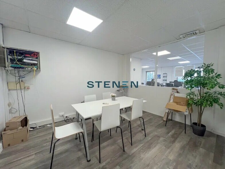 Office in Vitrolles for lease - Interior Photo - Image 3 of 5