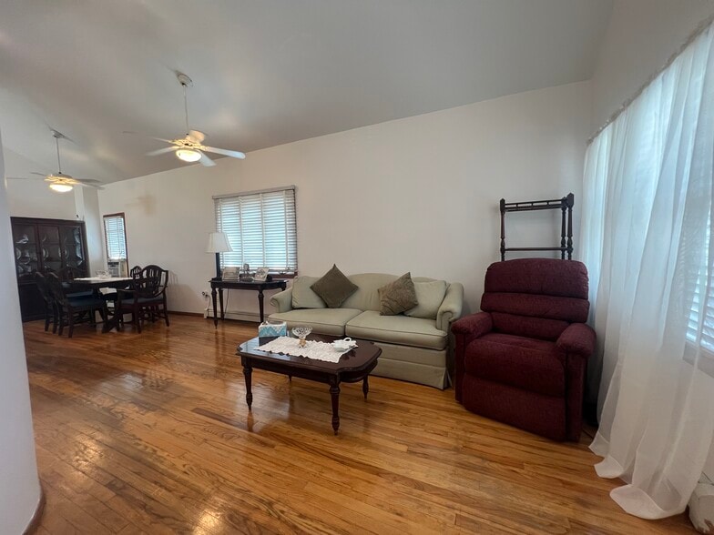 2811 Haring St, Brooklyn, NY à vendre - Photo du bâtiment - Image 3 de 29