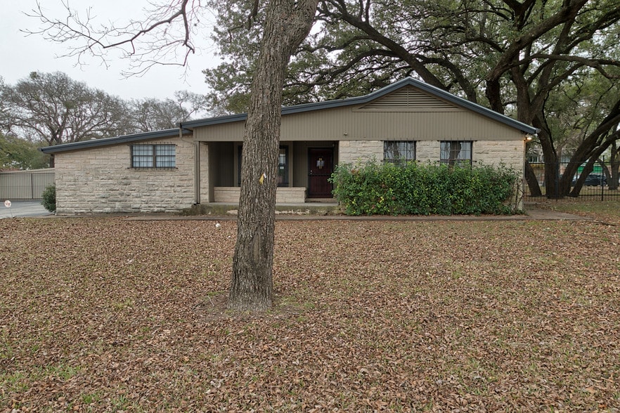 8411 N Interstate 35, Austin, TX à louer - Photo du bâtiment - Image 3 de 38