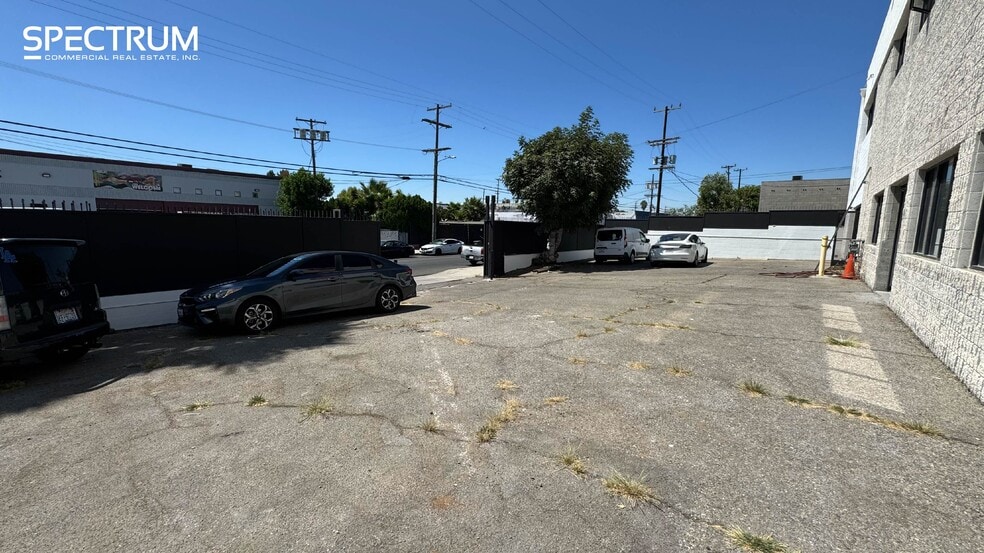15927-15929 Arminta St, Van Nuys, CA for lease - Building Photo - Image 3 of 16