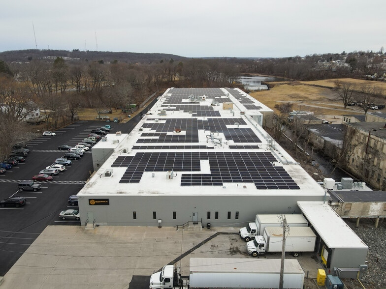 1425 Cranston St, Cranston, RI à louer - Photo du bâtiment - Image 3 de 7