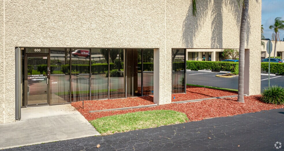 600-636 SW 12th Ave, Deerfield Beach, FL à louer - Photo du bâtiment - Image 2 de 20