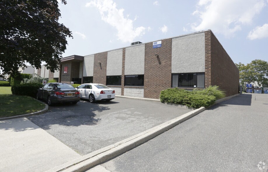 145 Sherwood Ave, Farmingdale, NY à louer - Photo du bâtiment - Image 3 de 3