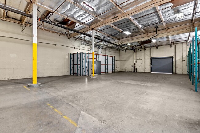 Plus de détails pour 21350 Lassen St, Chatsworth, CA - Industriel à louer