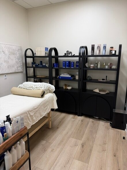 1518-1520 W Magnolia Blvd, Burbank, CA for lease - Building Photo - Image 2 of 6