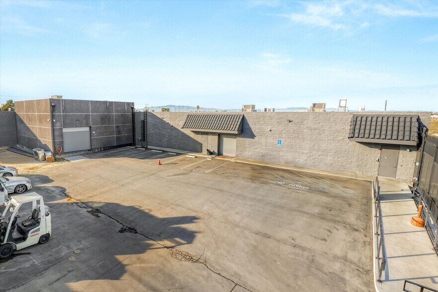 44211 Yucca Ave, Lancaster, CA à vendre - Photo du bâtiment - Image 2 de 51