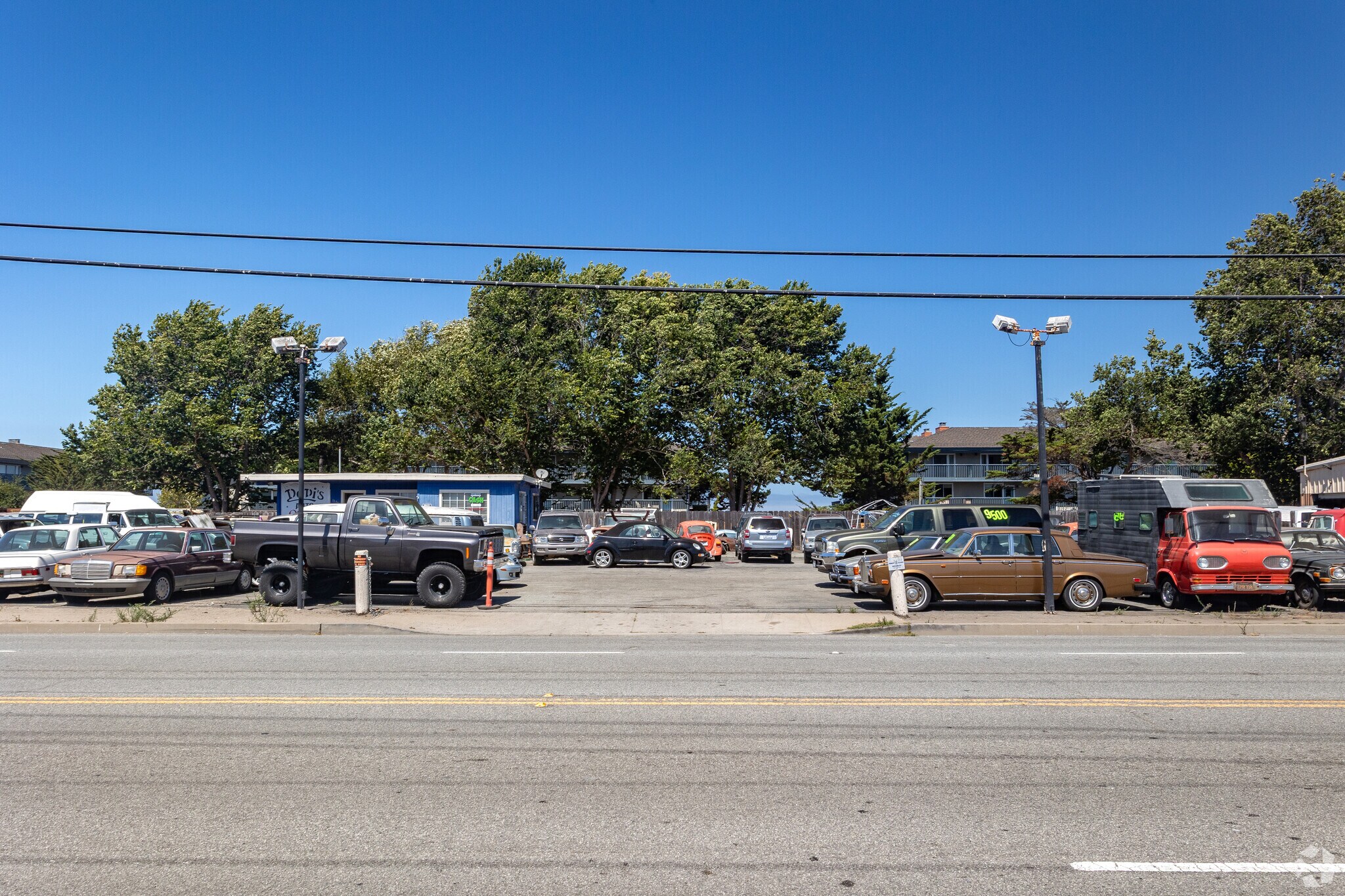 Del Monte Ave - Car Lot portefeuille de 2 propriétés à vendre sur LoopNet.ca Photo principale- Image 1 de 3