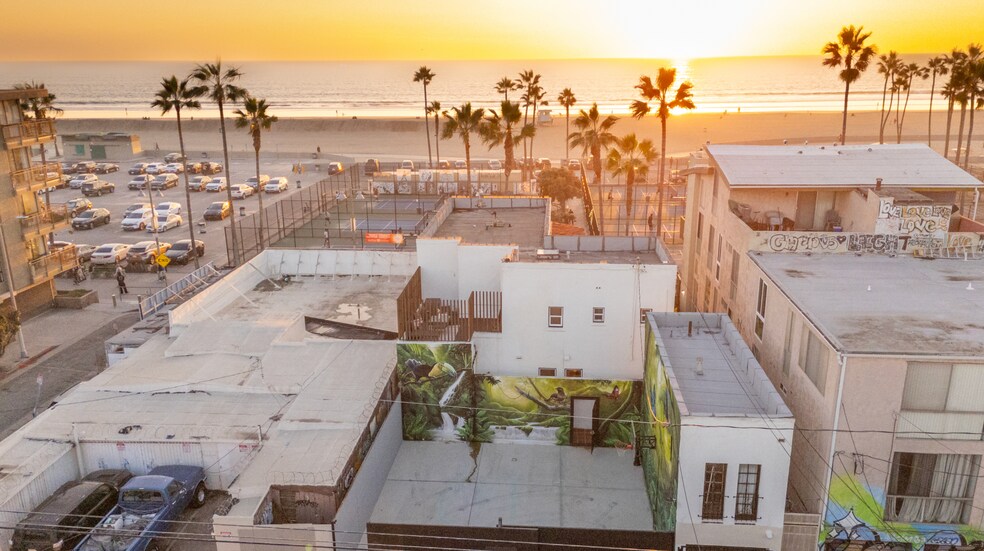 1915 Ocean Front Walk, Venice, CA à vendre - Photo du bâtiment - Image 2 de 13