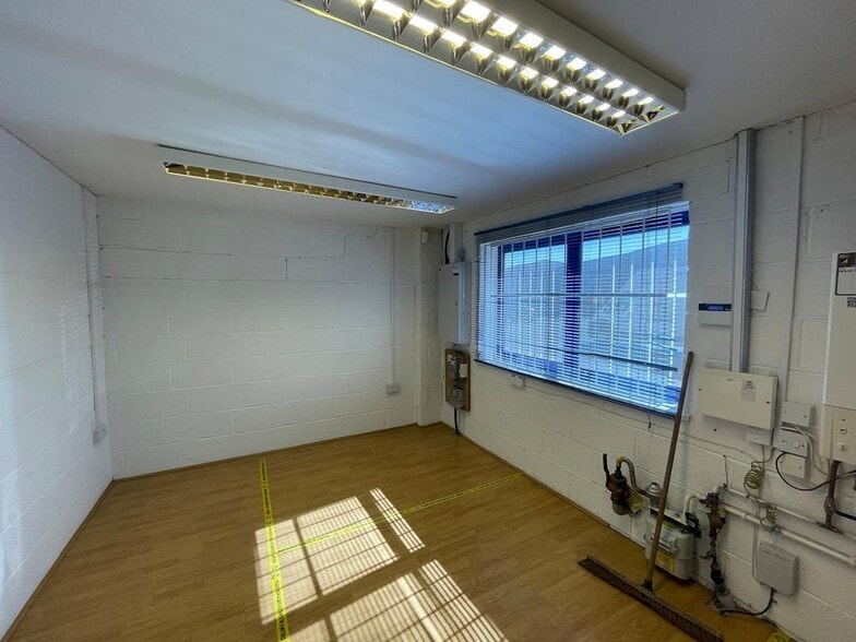 Galveston Grove, Stoke On Trent for lease - Building Photo - Image 3 of 3