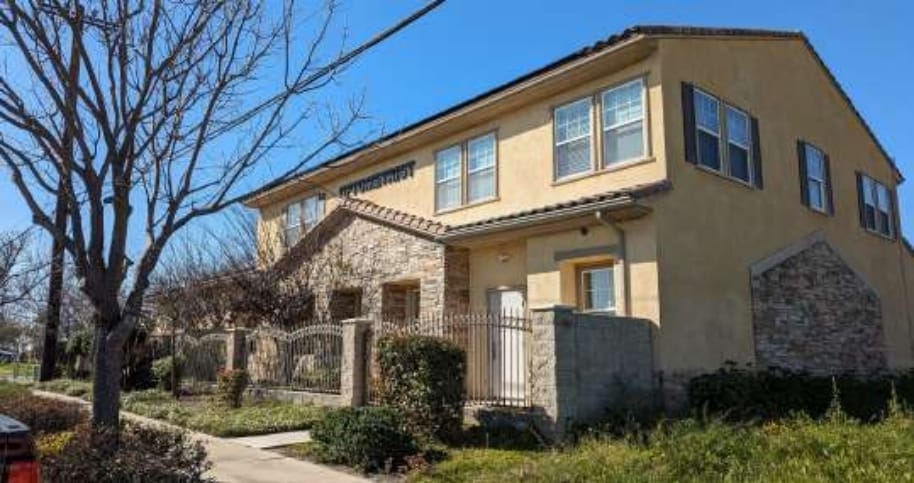 8381 Juniper Ave, Fontana, CA à louer - Photo du bâtiment - Image 3 de 4