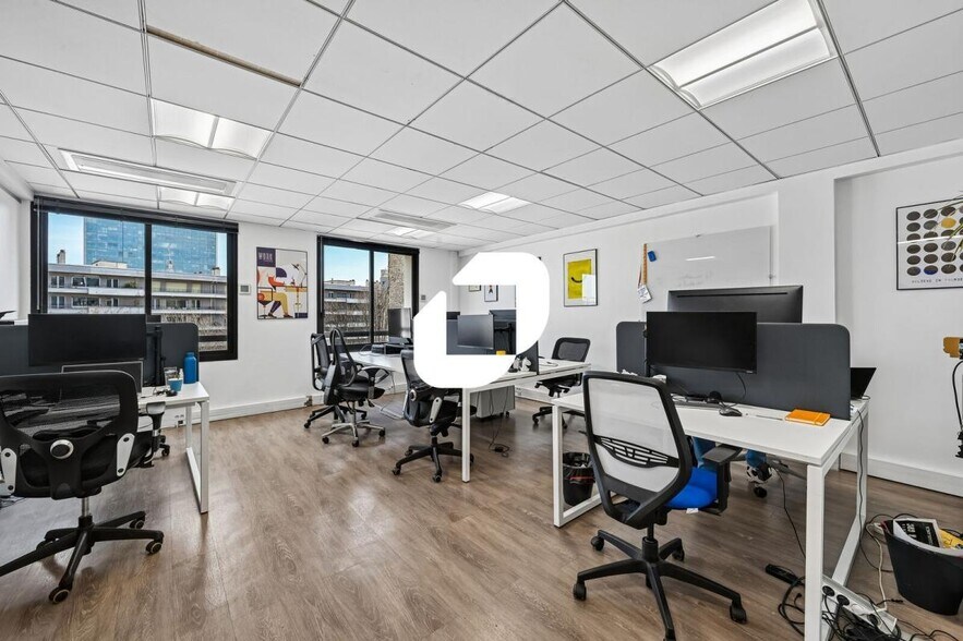 24 Rue Firmin Gillot, Paris for lease - Interior Photo - Image 2 of 14