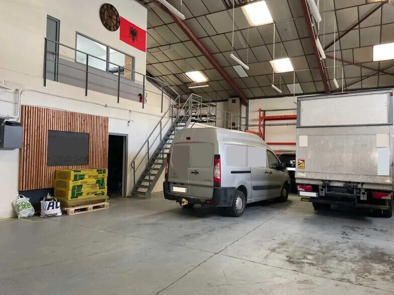 Flex in Grigny for lease - Interior Photo - Image 1 of 11