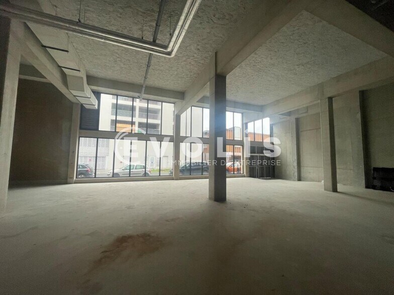 Flex in Bordeaux for sale - Interior Photo - Image 2 of 10