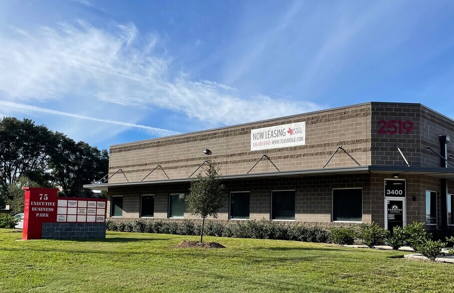 2519 N Frazier St, Conroe, TX à louer - Photo du bâtiment - Image 1 de 17