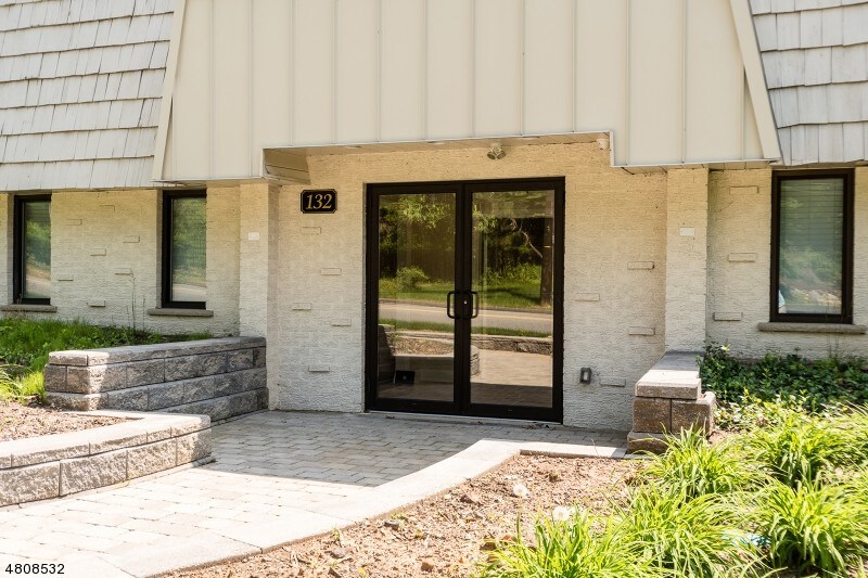 132 W Greenbrook Rd, North Caldwell, NJ à vendre - Photo du bâtiment - Image 3 de 17