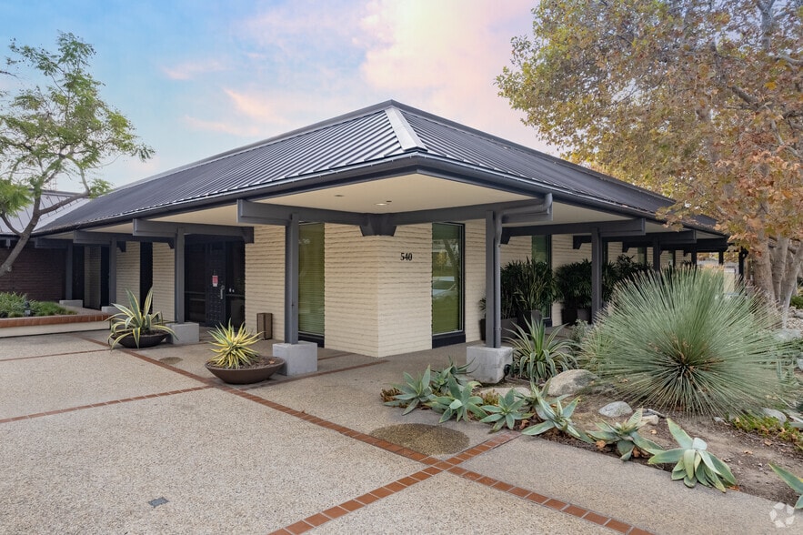 540 W Woodbury Rd, Altadena, CA for lease - Building Photo - Image 2 of 15