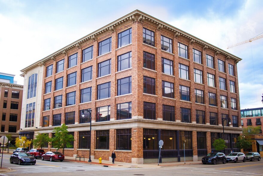 111 Commerce Ave SW, Grand Rapids, MI à louer - Photo du bâtiment - Image 1 de 6