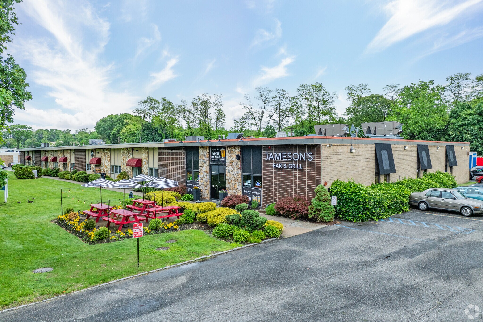 651-661 Old Willets Path, Hauppauge, NY à vendre Photo du bâtiment- Image 1 de 1