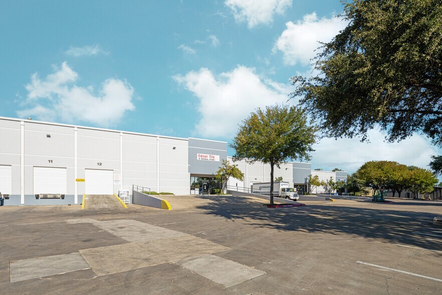 2315 Rutland Dr, Austin, TX à louer - Photo du bâtiment - Image 3 de 8