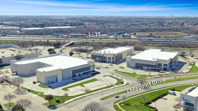 1980 Lakepointe Dr, Lewisville, TX à vendre Photo intérieure- Image 1 de 4