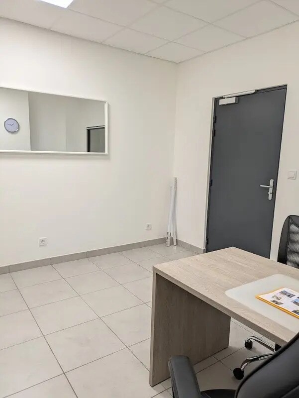 Office/Medical in Bourgoin-Jallieu for lease Building Photo- Image 1 of 9