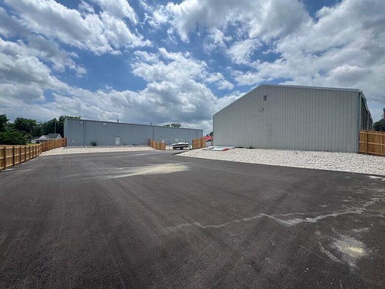 105 N Chestnut St, Belton, MO for lease - Building Photo - Image 2 of 9