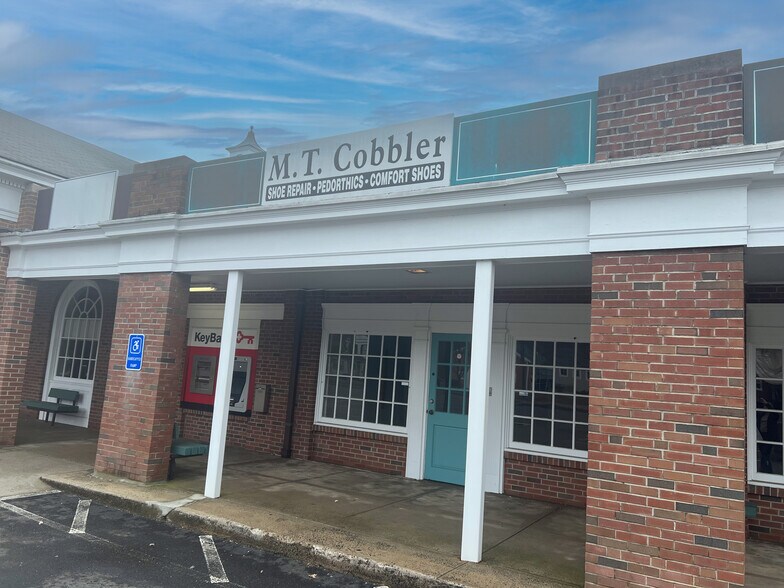 1715 Foxon Rd, North Branford, CT à louer - Photo du bâtiment - Image 3 de 8