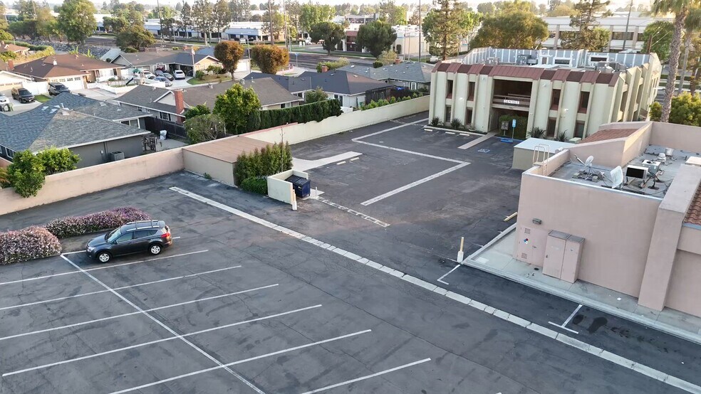15052 Springdale St, Huntington Beach, CA à louer - Vidéo sur l’inscription commerciale - Image 2 de 12