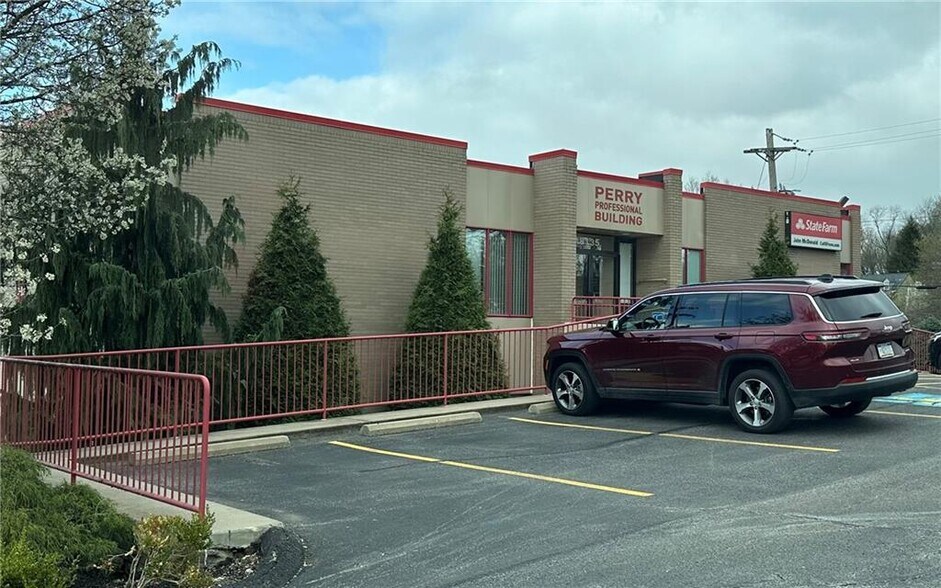 8135 Perry Hwy, Pittsburgh, PA à vendre - Photo du bâtiment - Image 2 de 9