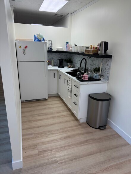 235 1st Ave, Kamloops, BC à louer - Photo du bâtiment - Image 3 de 8