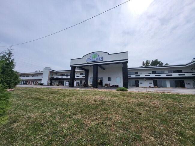 Plus de détails pour 7350 N Hanley Rd, Hazelwood, MO - Services hôteliers à vendre