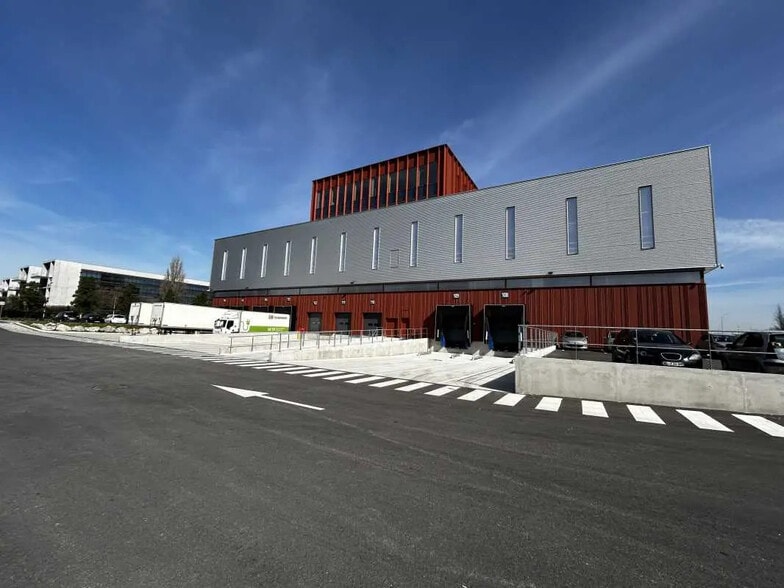 Flex in Lyon for lease - Building Photo - Image 1 of 42