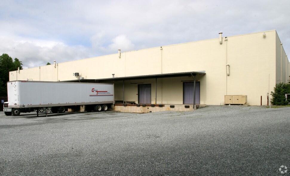 100 E Newberry Ave, Liberty, NC à louer - Photo du bâtiment - Image 3 de 46