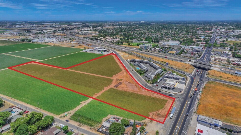 2333 Lander Ave, Turlock, CA à vendre - Aérien - Image 2 de 6
