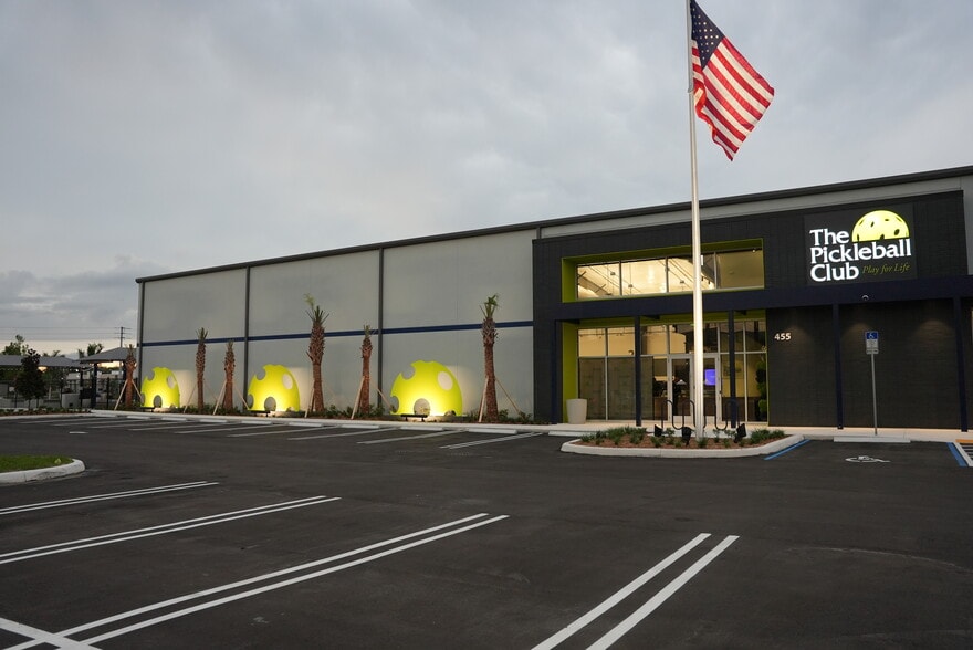 The Pickleball Club Assets Portfolio portfolio of 2 properties for sale on LoopNet.ca - Building Photo - Image 1 of 11