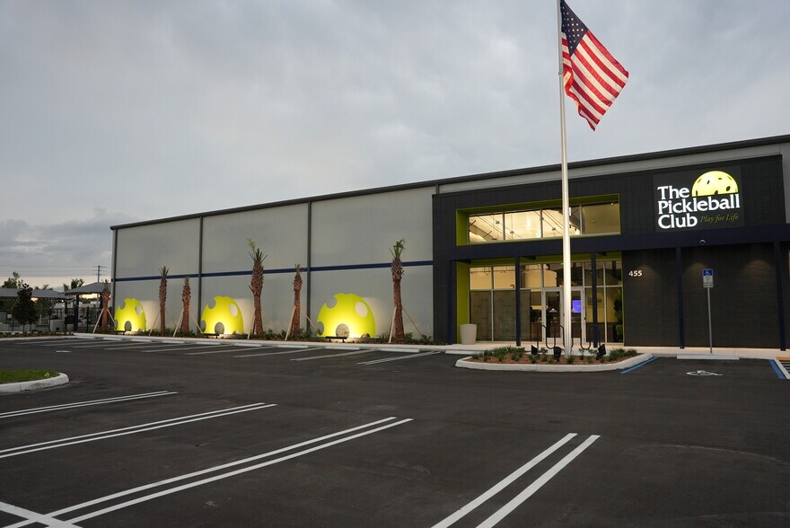 The Pickleball Club Assets Portfolio portefeuille de 2 propriétés à vendre sur LoopNet.ca - Photo principale - Image 1 de 11